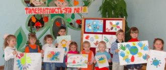 Дети с плакатами и рисунками по толерантности