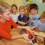 Дошкольники изучают овощи с помощью воспитателя