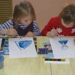 Две девочки рисуют девочек в синих платьях